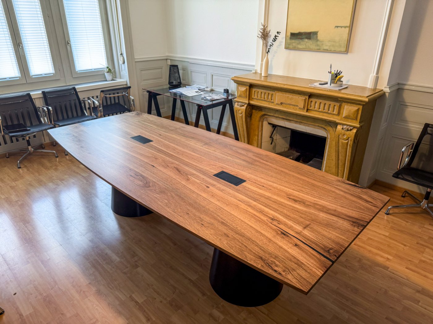 Salle de conseil — table monobloc en noyer