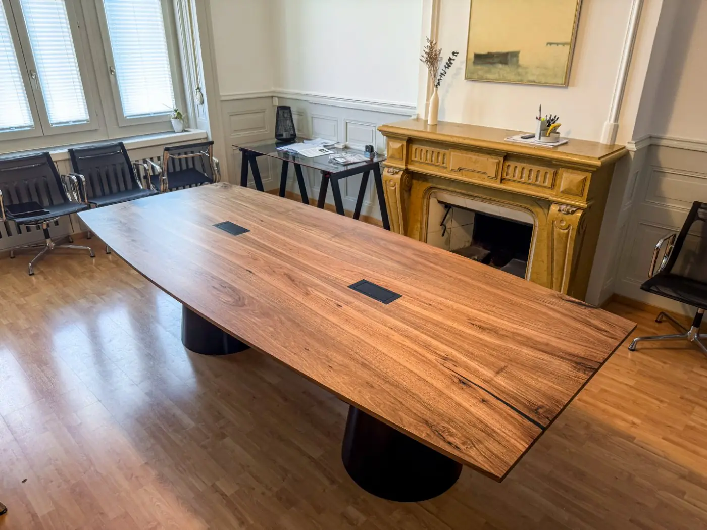 Salle de conseil — table monobloc en noyer